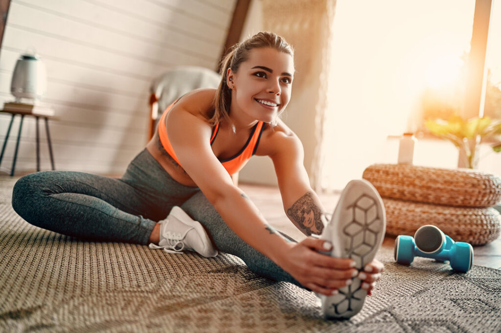 Frau macht Sportübung in der Wohnung.